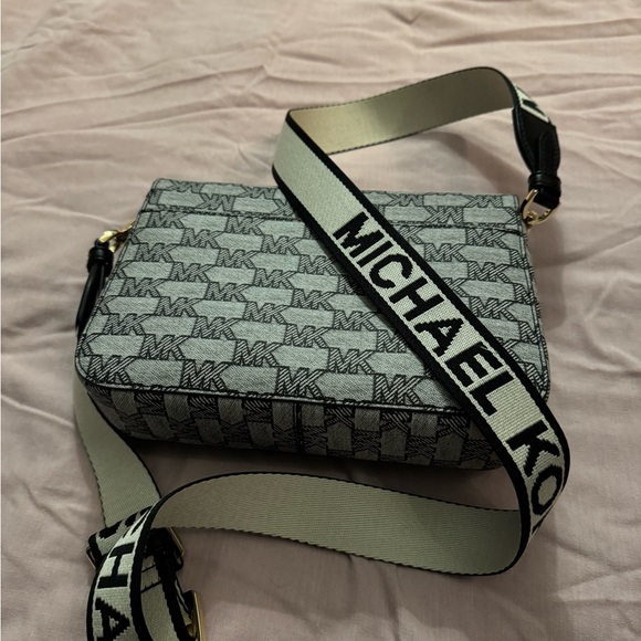 Michael Kors purse - Picture 4 of 6